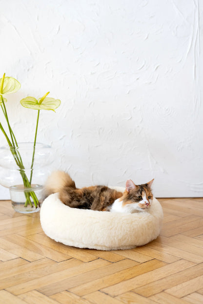 Round Natural Wool Pet Bed (White)