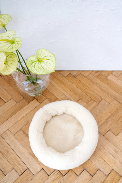 Round Natural Wool Pet Bed (White)